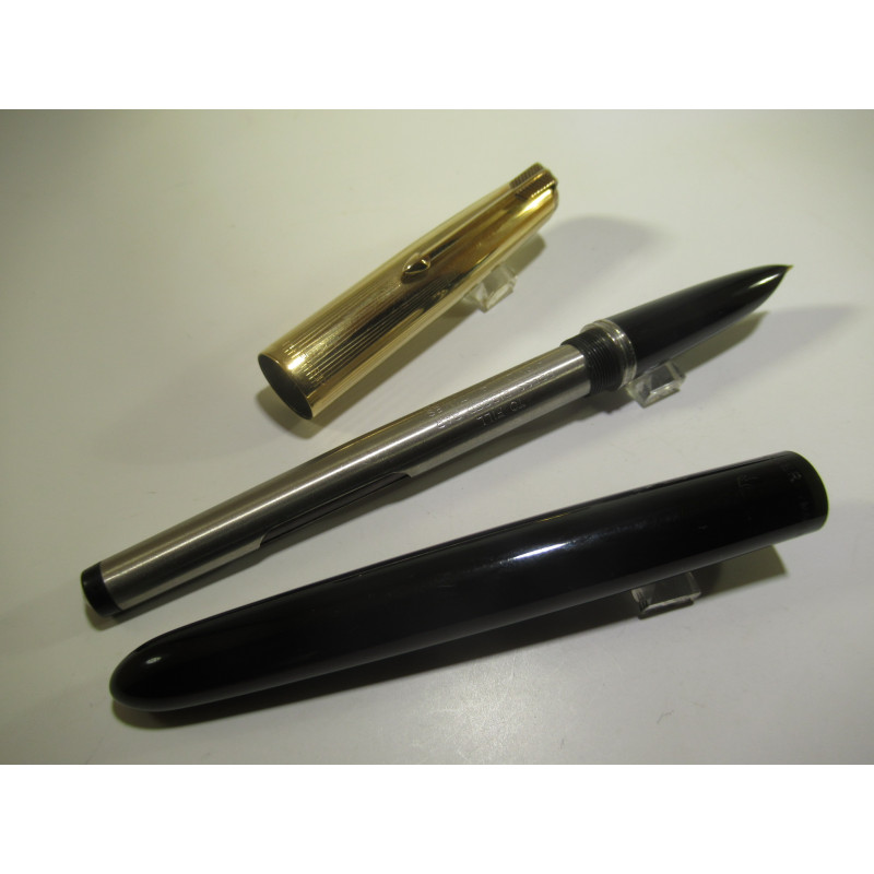 PARKER 51 gold nib fountain pen with black barrel and gold-plated cap